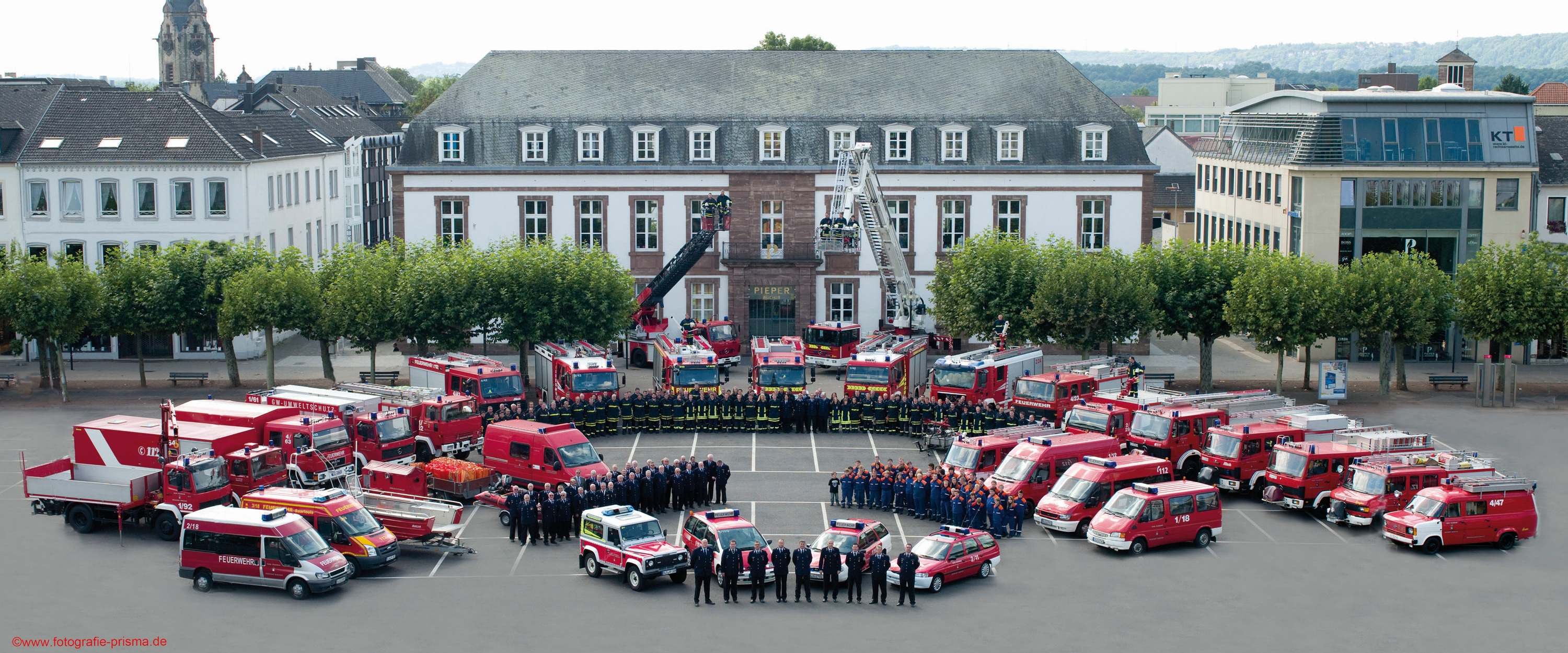 Gruppenfoto der Feuerwehr Saarlouis zum 200-jährigen Jubiläum auf dem Großen Markt